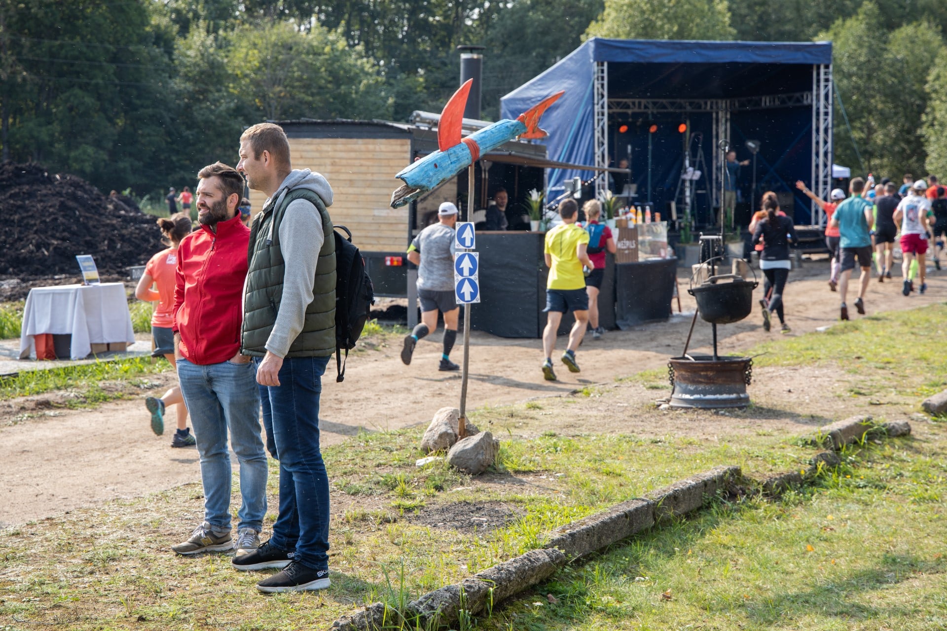 Sporta un tūrisma festivāls Ērgļos ar skatuvi un DJ